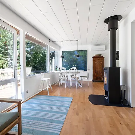 Vakantiehuis Beautiful Summer House Near Forest And